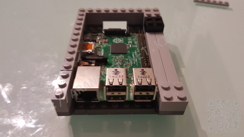 Illustration for article titled NesPI - La caja para la Raspberry PI 2 con forma de Nintendo Nes hecha con piezas de LEGO